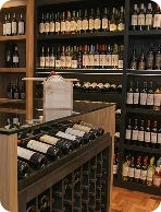 Prateleiras de produtos no showroom da Filial Porto Alegre