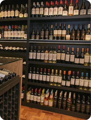 Prateleiras de produtos no showroom